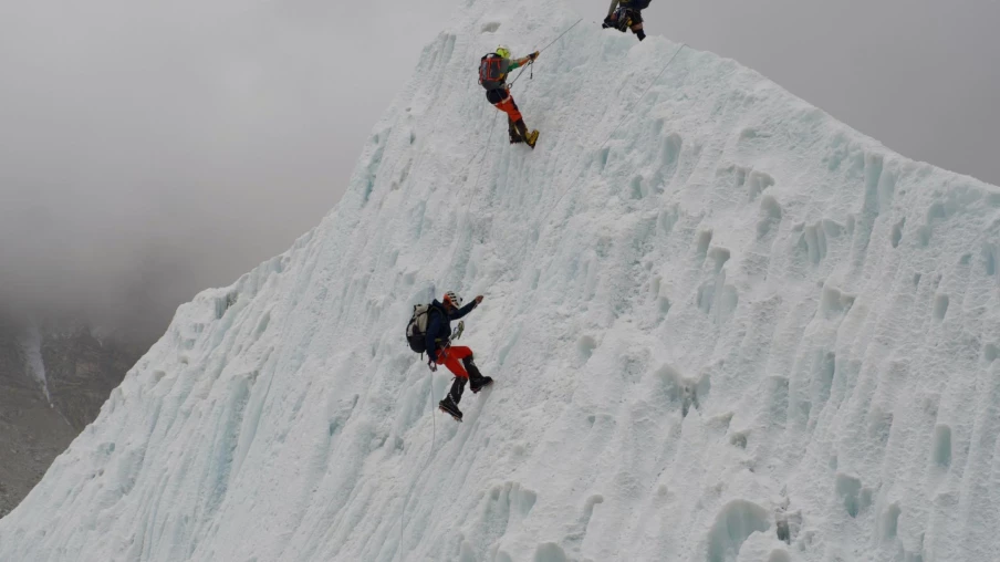 Everest : guide népalais retrouvé vivant six jours après disparition