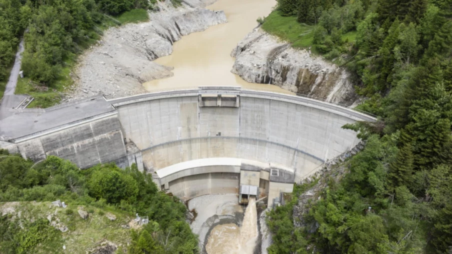 Barrage de Ferden : hausse du niveau d'eau, lac de Blatten stable et surveillance renforcée