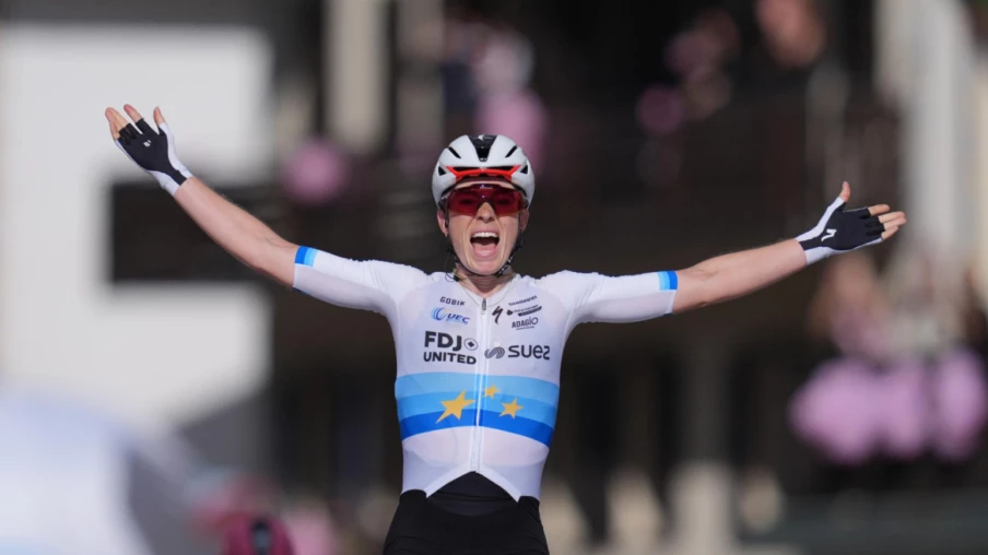 Demi Vollering renverse la donne et remporte le Giro d'Italia