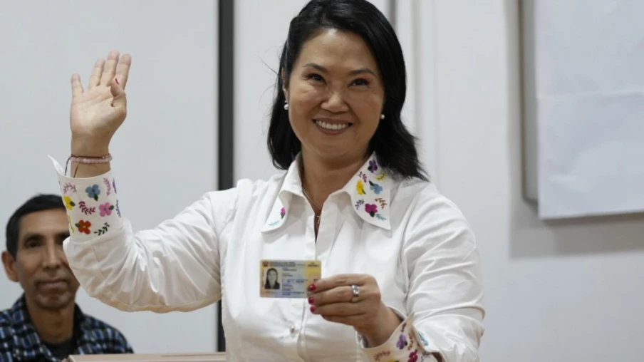 Pérou : Keiko Fujimori en tête d'environ un point selon les sondages