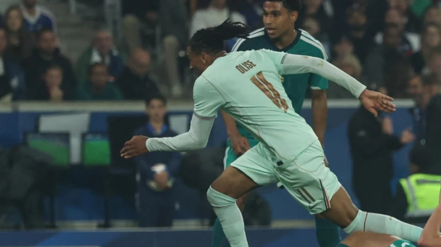 Olise signe un triplé : la France bat l'Irlande du Nord en amical 3-1