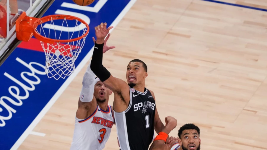 Wembanyama relance les Spurs face aux Knicks à New York, Trump hué