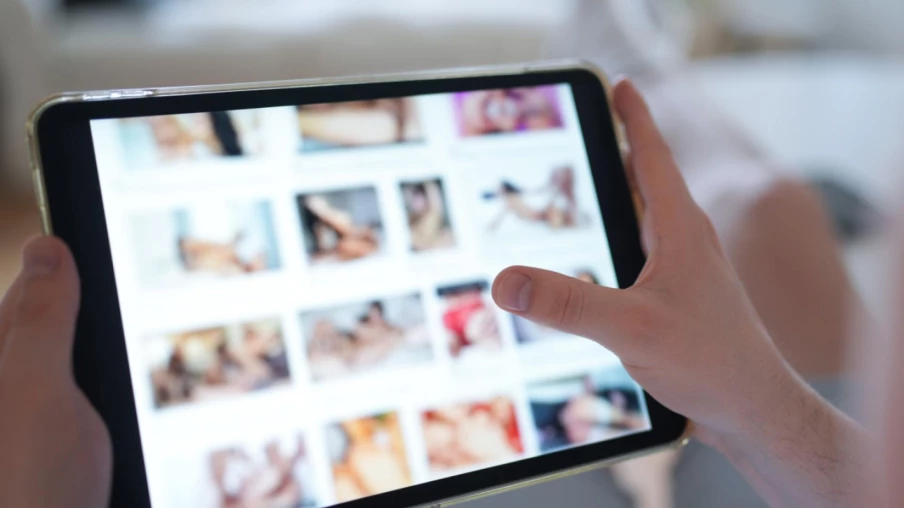 La Confédération doit agir contre les deepfakes et violences en ligne