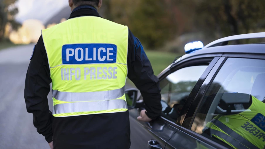 Cambriolage dans une bijouterie de Crans-Montana : la police lance un appel à témoins Cambriolage dans une bijouterie de Crans-Montana : la police lance un appel à témoins
