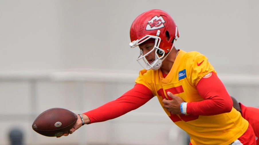 Patrick Mahomes prolongé par les Chiefs : contrat à plus de 500 M$