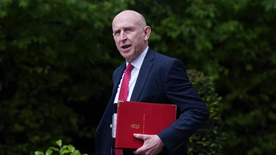 John Healey démissionne : désaccord sur l'investissement défense