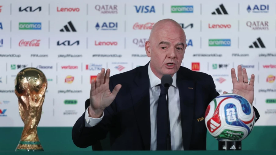 Gianni Infantino (FIFA) rend hommage aux victimes de Crans-Montana