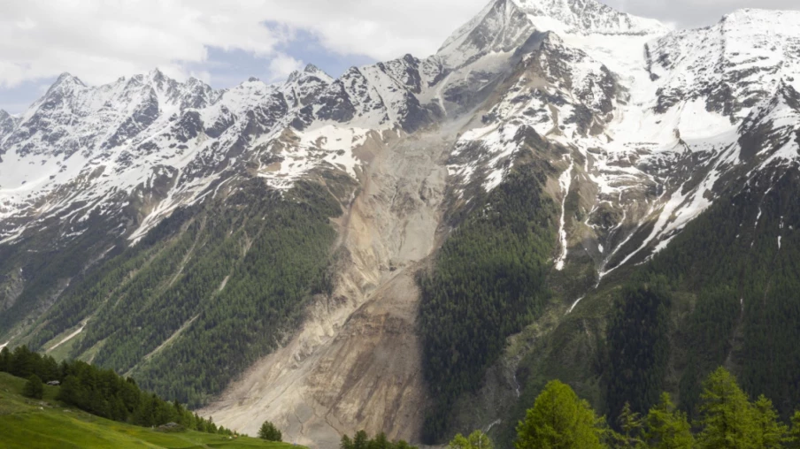 Blatten : stabilité du glacier mais risques d'éboulements et d’inondations persistent Blatten : stabilité du glacier mais risques d'éboulements et d’inondations persistent