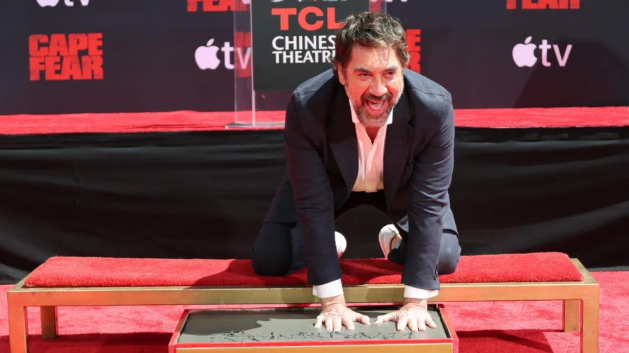 Javier Bardem pose ses empreintes au Chinese Theatre à Hollywood
