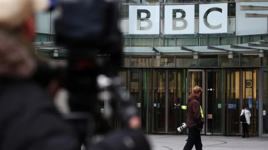 La BBC va supprimer 550 postes d'ici mars 2027, licenciements prévus