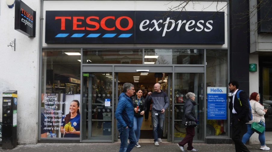 Tesco : ventes en hausse mais incertitudes liées au Moyen-Orient
