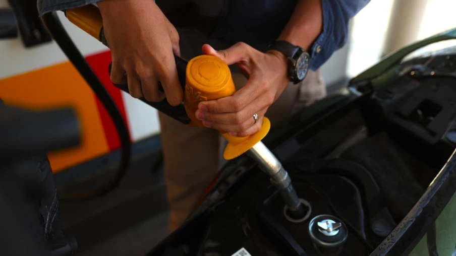 Pétrole et gaz en recul, reprise du trafic dans le détroit d'Ormuz