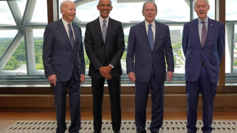 Obama entouré d'anciens présidents lors de l'inauguration à Chicago