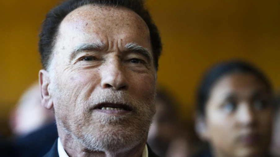 Arnold Schwarzenegger félicite les usagers du métro de Vienne pour leur engagement climatique
