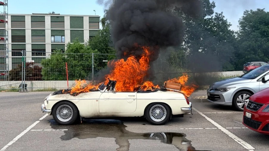Voiture détruite par un incendie à Villars-sur-Glâne : aucun blessé