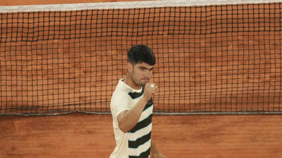 Roland-Garros : Carlos Alcaraz écrase Tommy Paul et rejoint Musetti en demi-finales