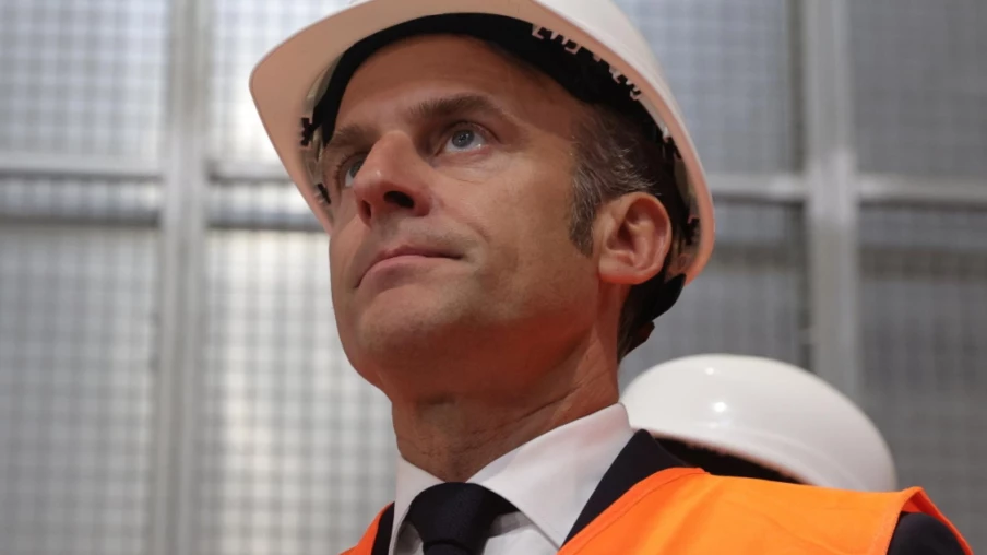 Greenpeace restitue la statue de Macron pour dénoncer les liens France-Russie dans l'énergie