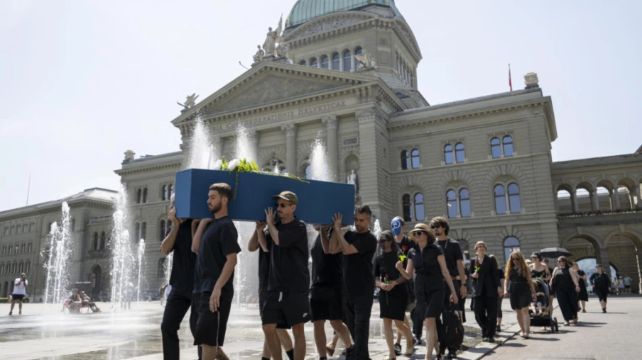 Marche funèbre de TeleBielingue sur la Place fédérale