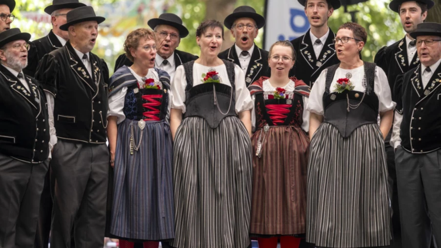 La fête fédérale de yodel s'ouvre à Bâle en pleine canicule