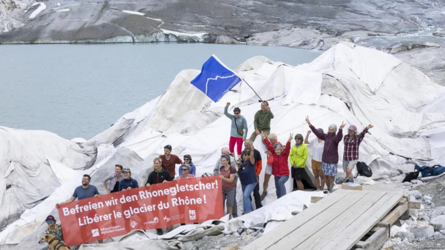 Pétition contre la grotte touristique du glacier du Rhône