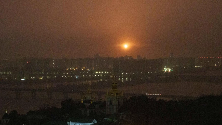 Explosions à Kiev : attaque de missiles balistiques en cours
