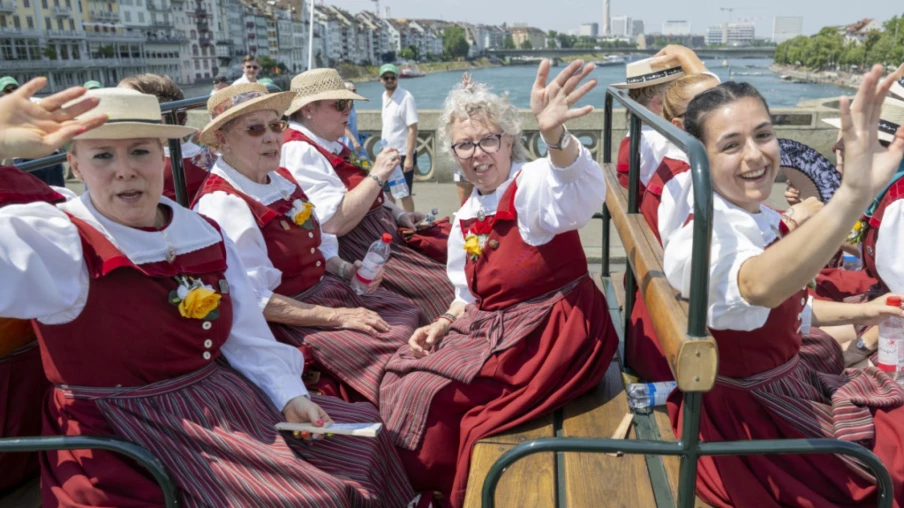 Fête fédérale de yodel à Bâle : cortège sous une canicule