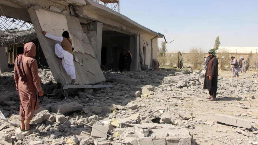 Pakistan frappe l'est de l'Afghanistan : des dizaines de civils tués