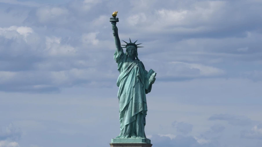 250 ans des États-Unis : la France illumine la statue de la Liberté