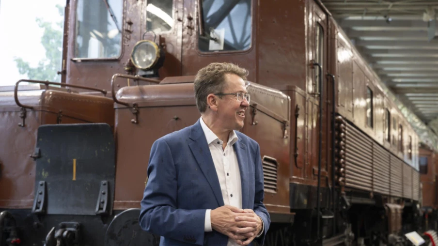 Conseiller fédéral Albert Rösti au musée des transports de Lucerne