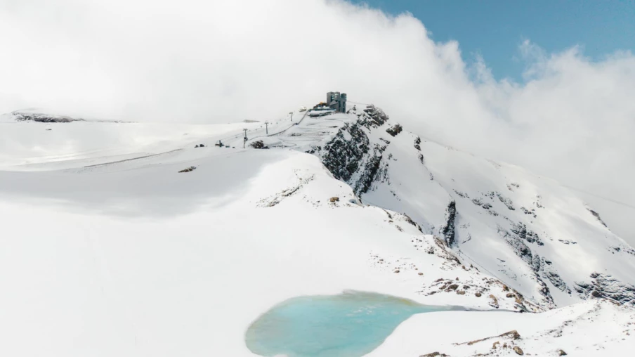 Lac naturel turquoise formé sur Glacier 3000 aux Diablerets (VD)