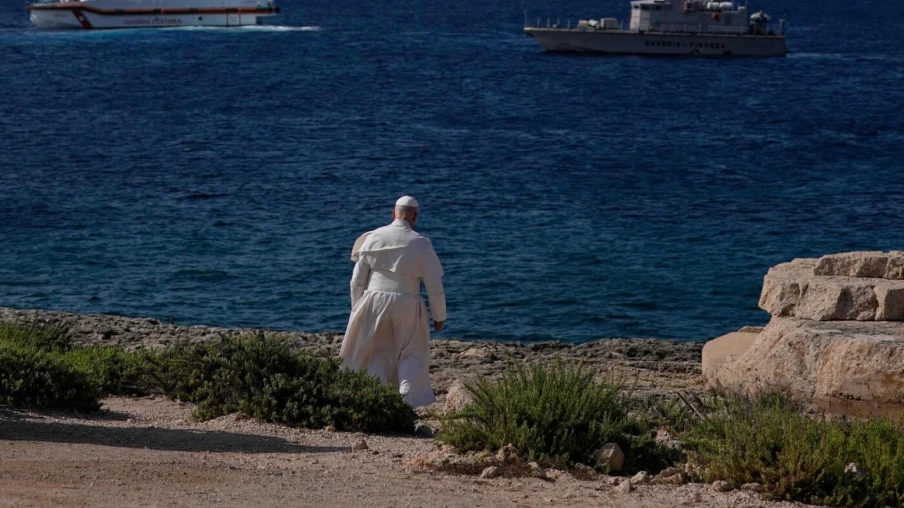 À Lampedusa, le pape appelle l'Europe à protéger les migrants