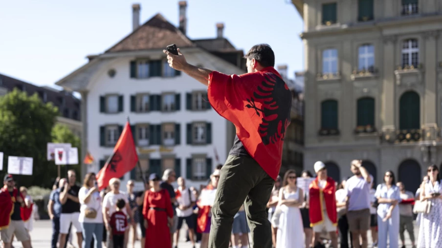 La diaspora albanaise manifeste à Berne pour dénoncer la corruption