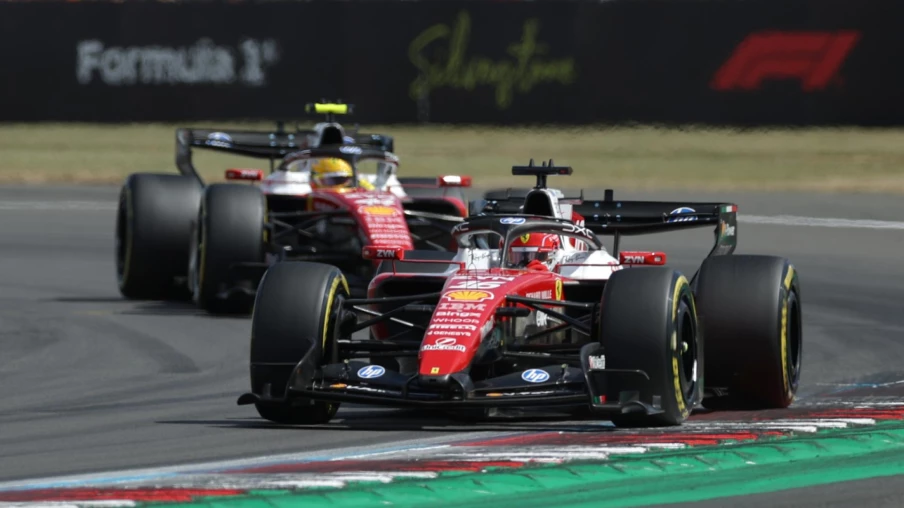 Charles Leclerc remporte le GP de Silverstone après rebondissements