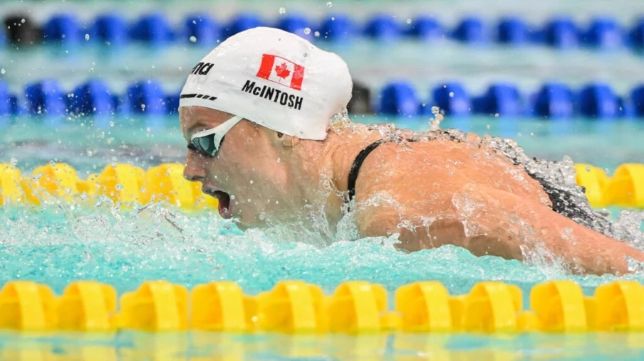 Summer McIntosh bat le plus vieux record féminin du 200 m papillon