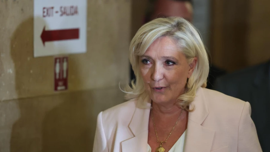 Marine Le Pen candidate à la présidentielle, sans bracelet électronique