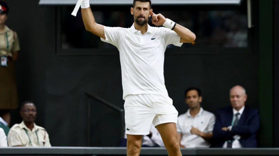 Après un marathon de 5h15, Djokovic affrontera Sinner en demi-finale
