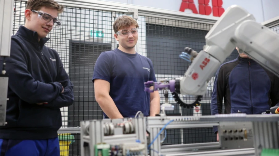 ABB et Roche élèveront ensemble des robots de laboratoire