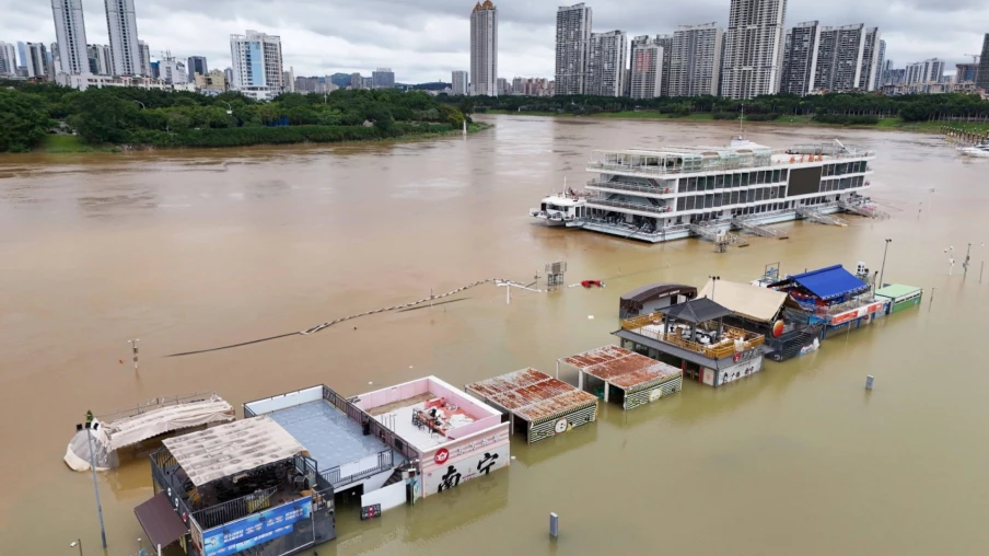 Chine : secours cherchent sinistrés après crues, typhon Bavi menace