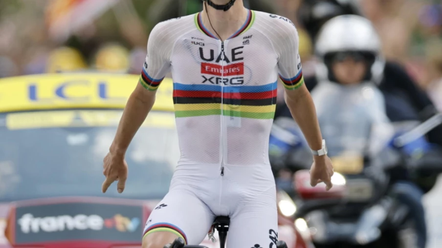 Tadej Pogacar s'impose au Tourmalet, prend le maillot jaune