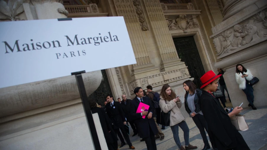 martin margiela vend une partie de ses archives aux enchères à paris