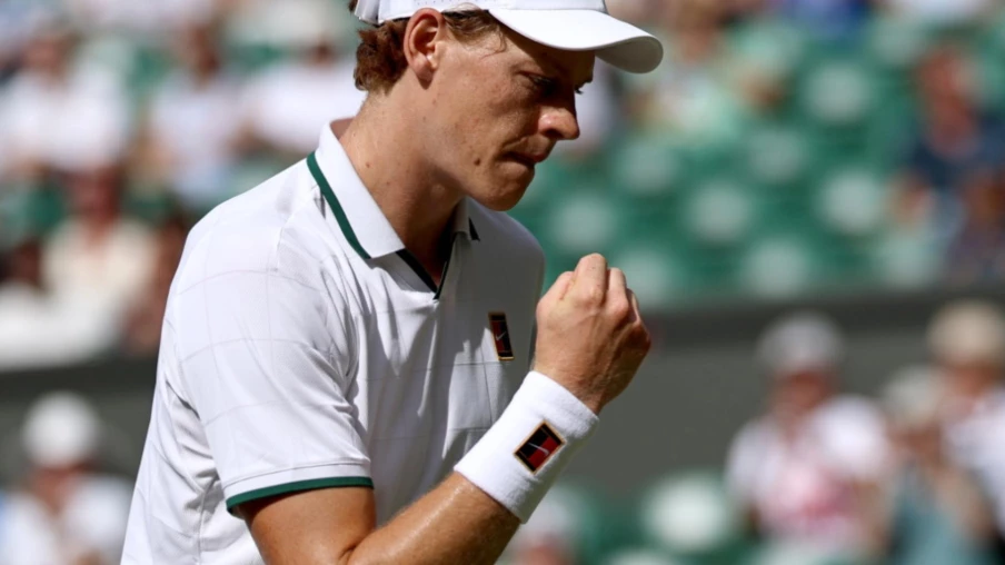 Sinner rejoint Zverev en finale de Wimbledon après avoir battu Djokovic