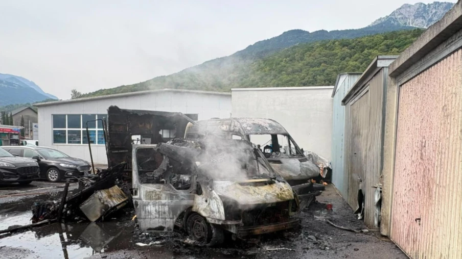 Incendie à Collombey-Muraz : un camping-car et un bus détruits