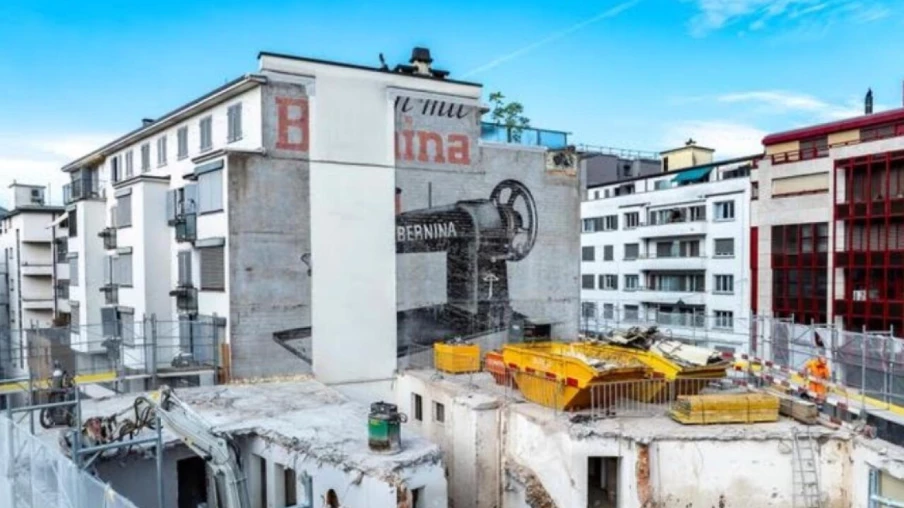 zoug : une publicité monumentale Bernina dévoilée par une démolition