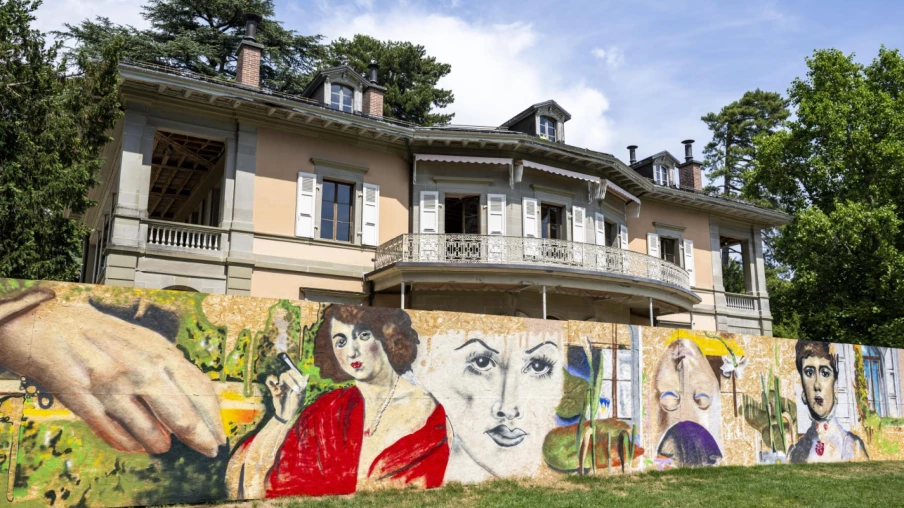 l’Hermitage en travaux : une fresque colorée sur la palissade du musée