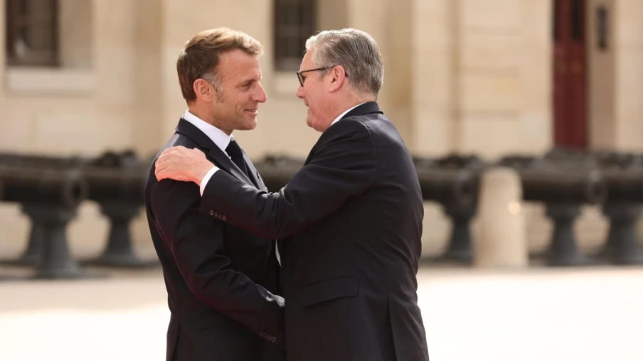 Emmanuel Macron décore Keir Starmer de la Légion d'honneur à Paris