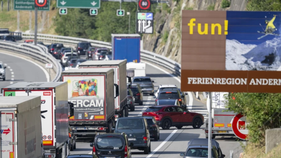 Bouchon de 14 km dimanche au tunnel routier du Gothard