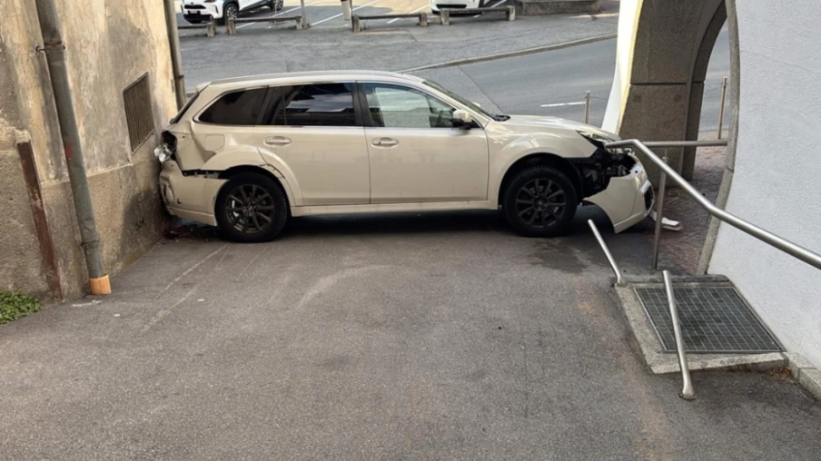 Grisons : un octogénaire de 87 ans coincé entre deux maisons avec sa voiture