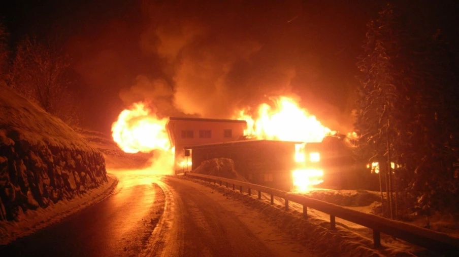 Scierie ravagée par un incendie à Witerschwanden, route du Klausen fermée