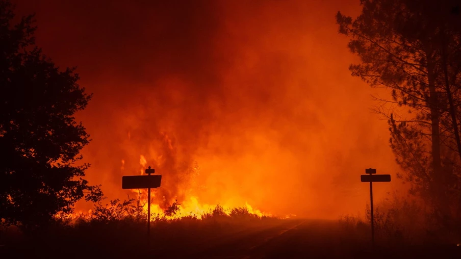 Incendies dans le sud-ouest : évacuations massives en Gironde et Landes