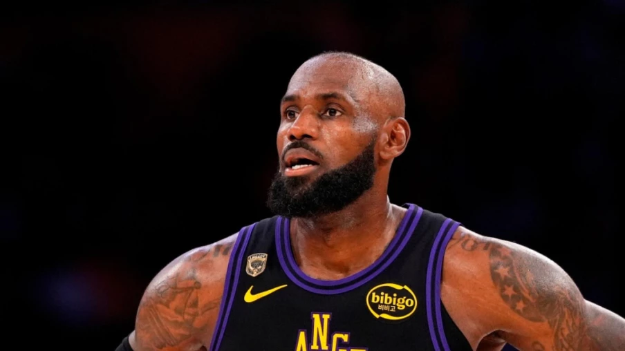 NBA : LeBron James rejoint les 76ers de Philadelphie pour deux ans
